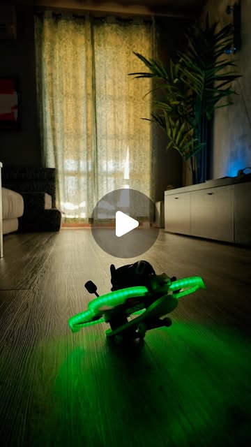 Ho costruito un piccolo skateboard per il mio drone e mi sono divertito un casino a farlo girare per casa! 🛹🚁